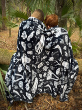 Load image into Gallery viewer, Tattoo Flash Skull Style Velveteen Plush Blanket
